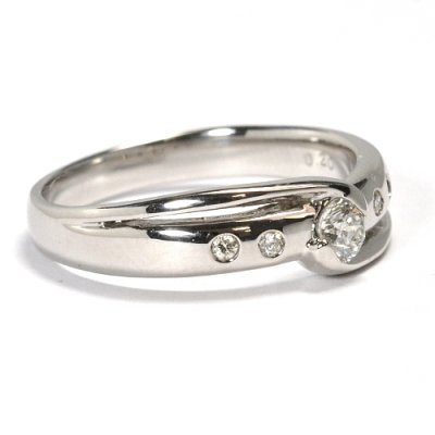 画像2: つけ心地が良く5石のダイヤが引き立つ婚約指輪（エンゲージリング）！天然石ダイヤ0.20ct・Pt900(プラチナ)・リング(指輪)売約済