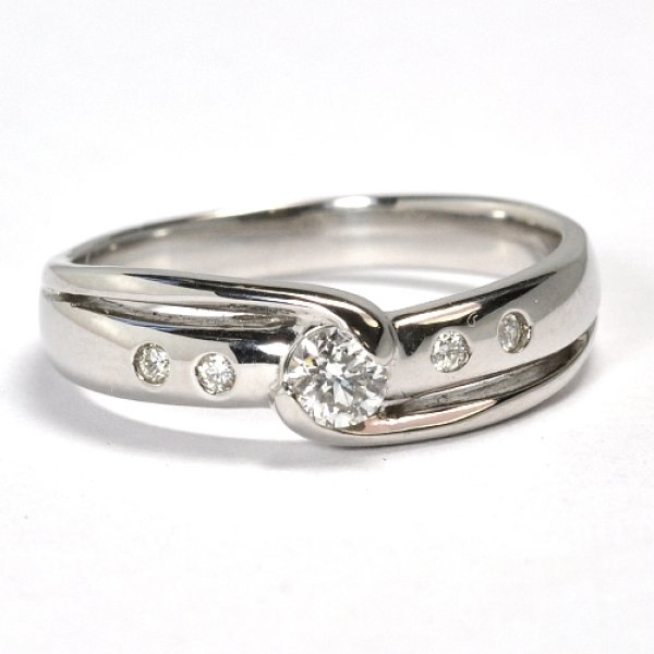 画像1: つけ心地が良く5石のダイヤが引き立つ婚約指輪（エンゲージリング）！天然石ダイヤ0.20ct・Pt900(プラチナ)・リング(指輪)売約済 (1)