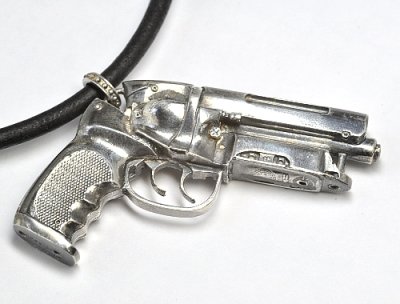 画像1: 天然石ダイヤモンド付きの拳銃（ハンドガン）モチーフのペンダント・ネックレス・SILVER(シルバー)