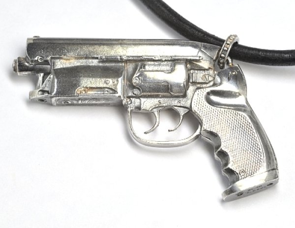 画像1: 天然石ダイヤモンド付きの拳銃（ハンドガン）モチーフのペンダント・ネックレス・SILVER(シルバー) (1)