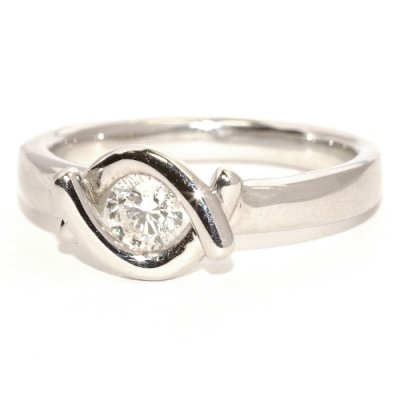 画像1: 個性的な婚約指輪（エンゲージリング）！天然石ダイヤ・Pt900(プラチナ)・リング(指輪)