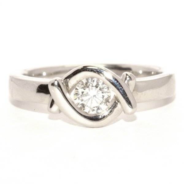 画像1: 個性的な婚約指輪（エンゲージリング）！天然石ダイヤ・Pt900(プラチナ)・リング(指輪) (1)