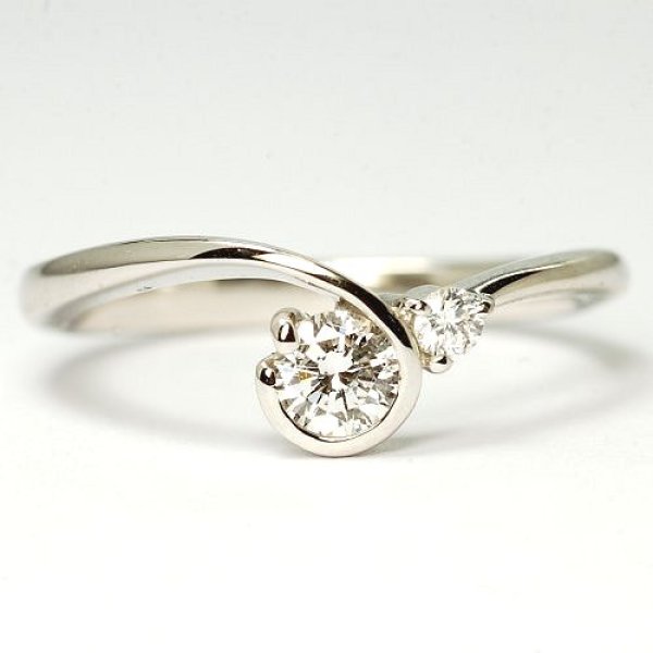画像1: オシャレな婚約指輪（エンゲージリング）！天然石ダイヤ・Pt900(プラチナ)・リング(指輪)売約済 (1)